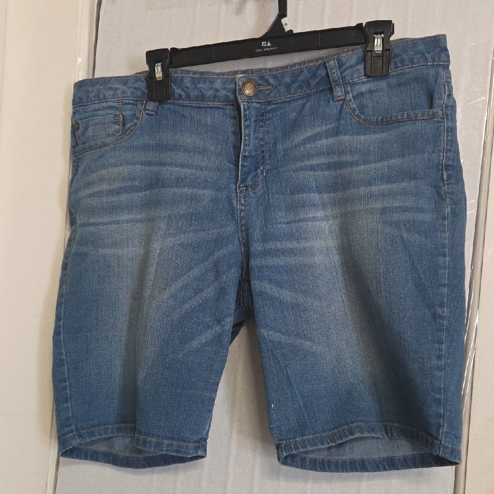 Route 66 Women's Light Blue Denim Jean Short  Size 14